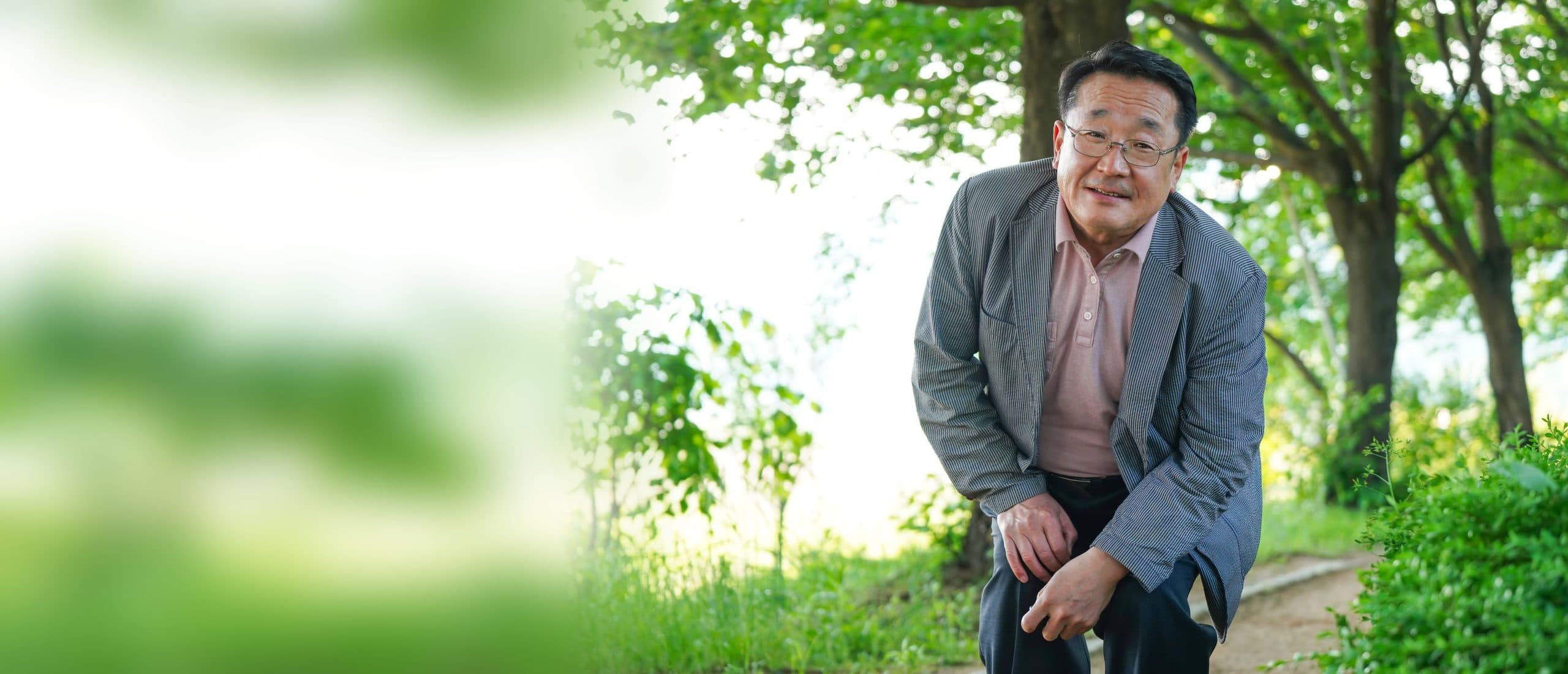 공원 산책길에서 웃고 있는 60대 남성